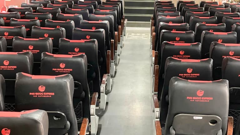 Dãy lối đi rộng rãi tàu Phú Quốc Express đi Côn Đảo
