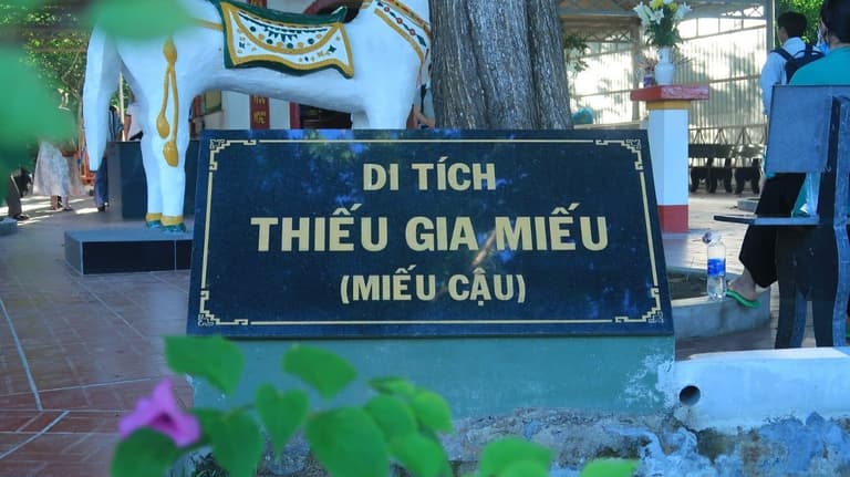 Miếu cậu Hoàng Tử Cải còn được biết với tên gọi là Thiếu gia Miếu