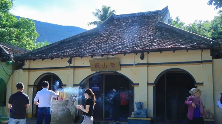 Mặt tiền An Sơn Miếu tại Côn Đảo