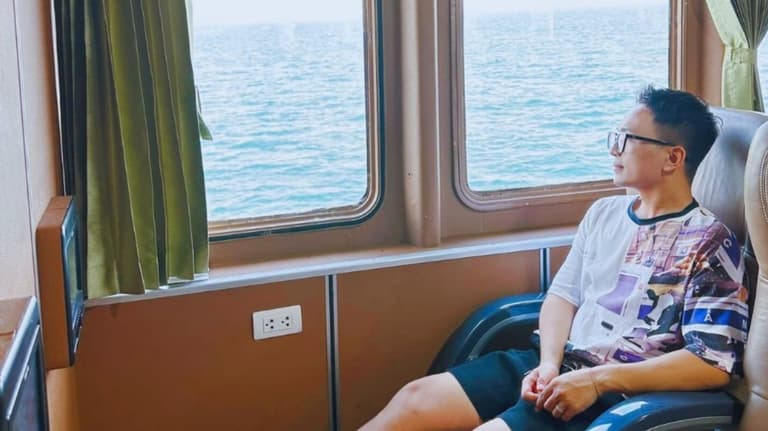 Ngồi giữa thân tàu để tránh say sóng