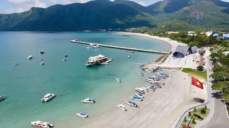 Toàn cảnh biển xanh và bãi cát trắng Côn Đảo – kinh nghiệm phượt Côn Đảo