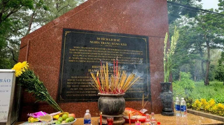 Vieng tham nghia trang hang keo