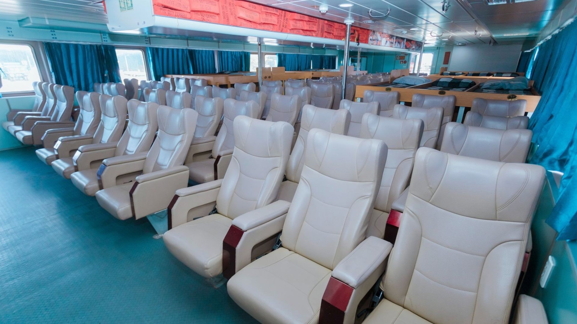 Ghế ngồi hiện đại trên tàu Phú Quý Express